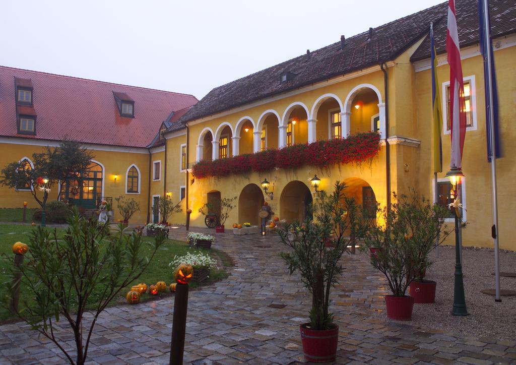 Hotel Althof Retz Exterior photo
